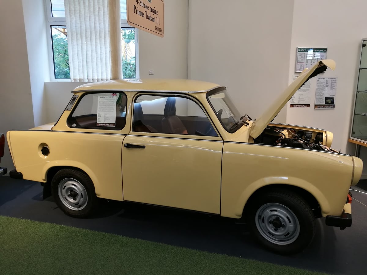 Coche clásico amarillo en una sala de exposición