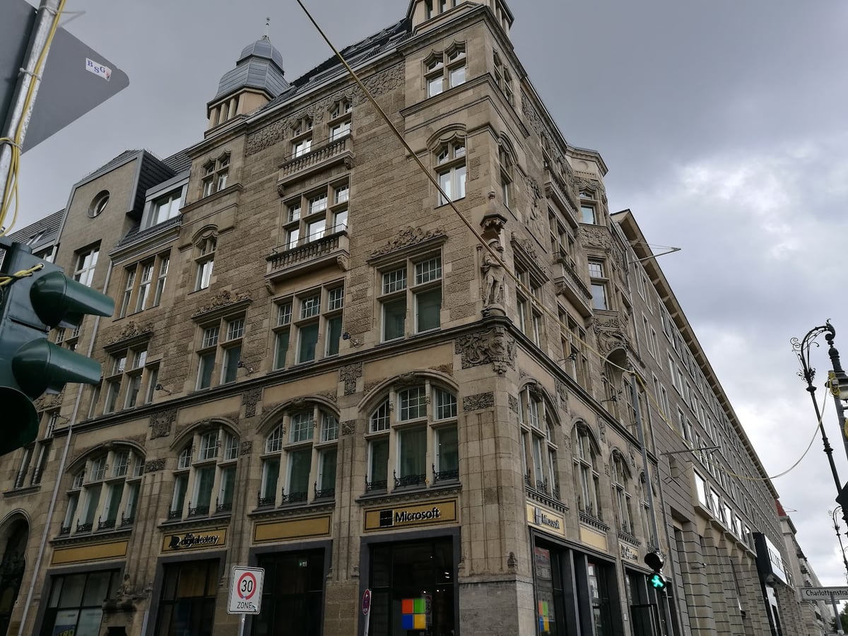 Edificio histórico de una calle céntrica de Berlín