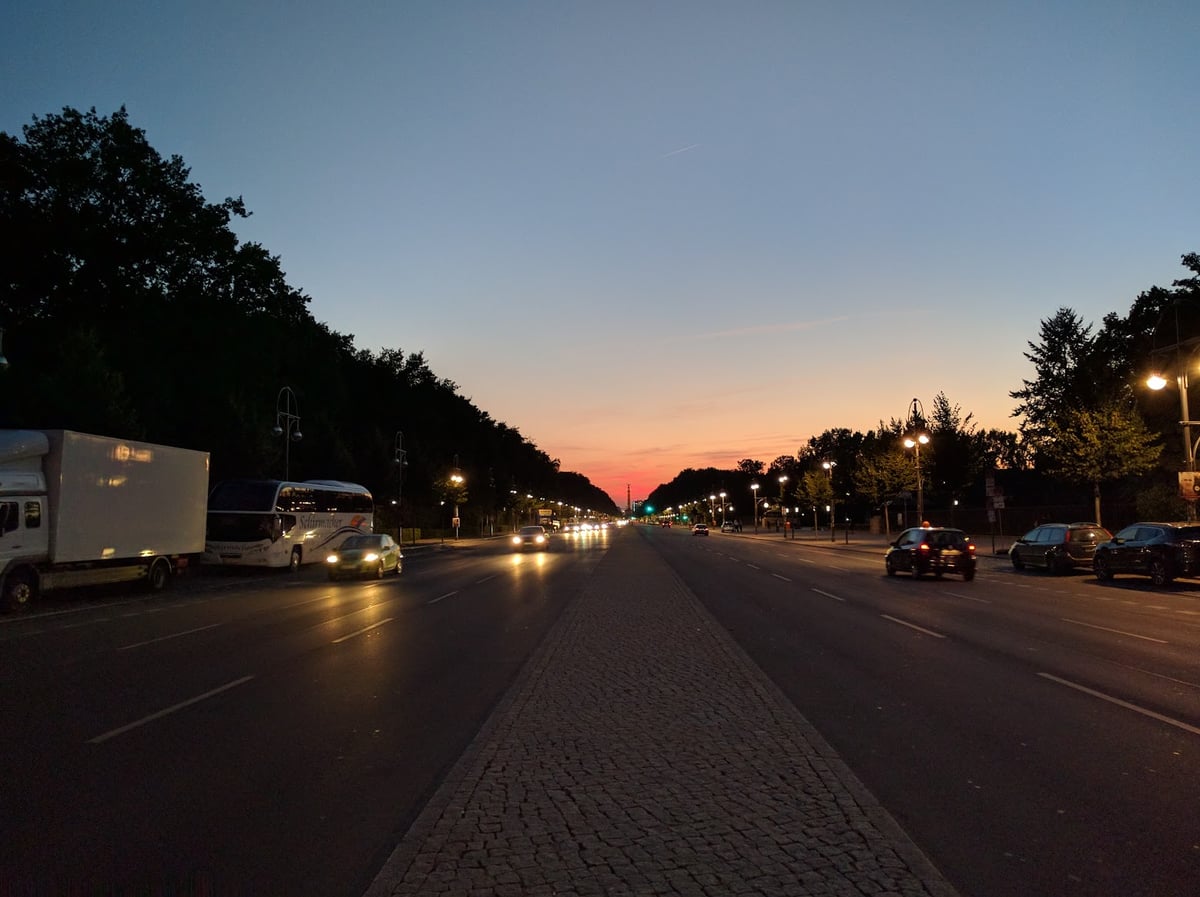 Avenida de Berlín al anochecer