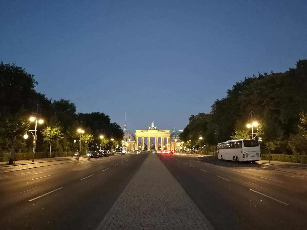 Avenida de Berlín iluminada por la noche