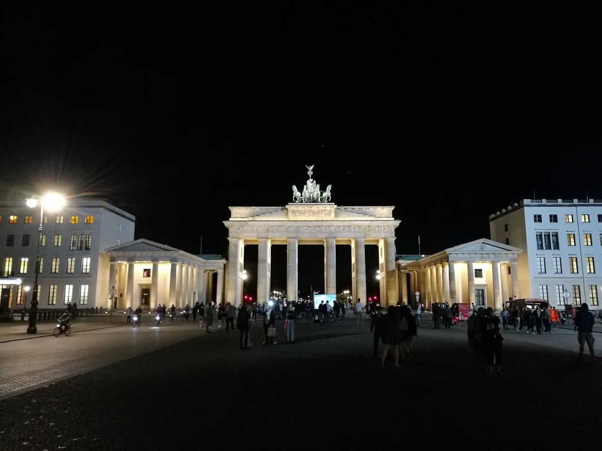 Puerta de Brandeburgo iluminada por la noche