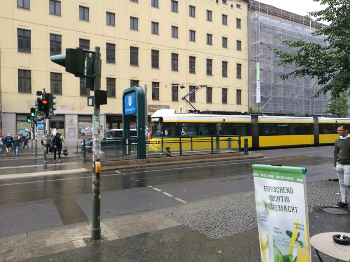 Tranvía amarillo junto a una calle de Berlín.