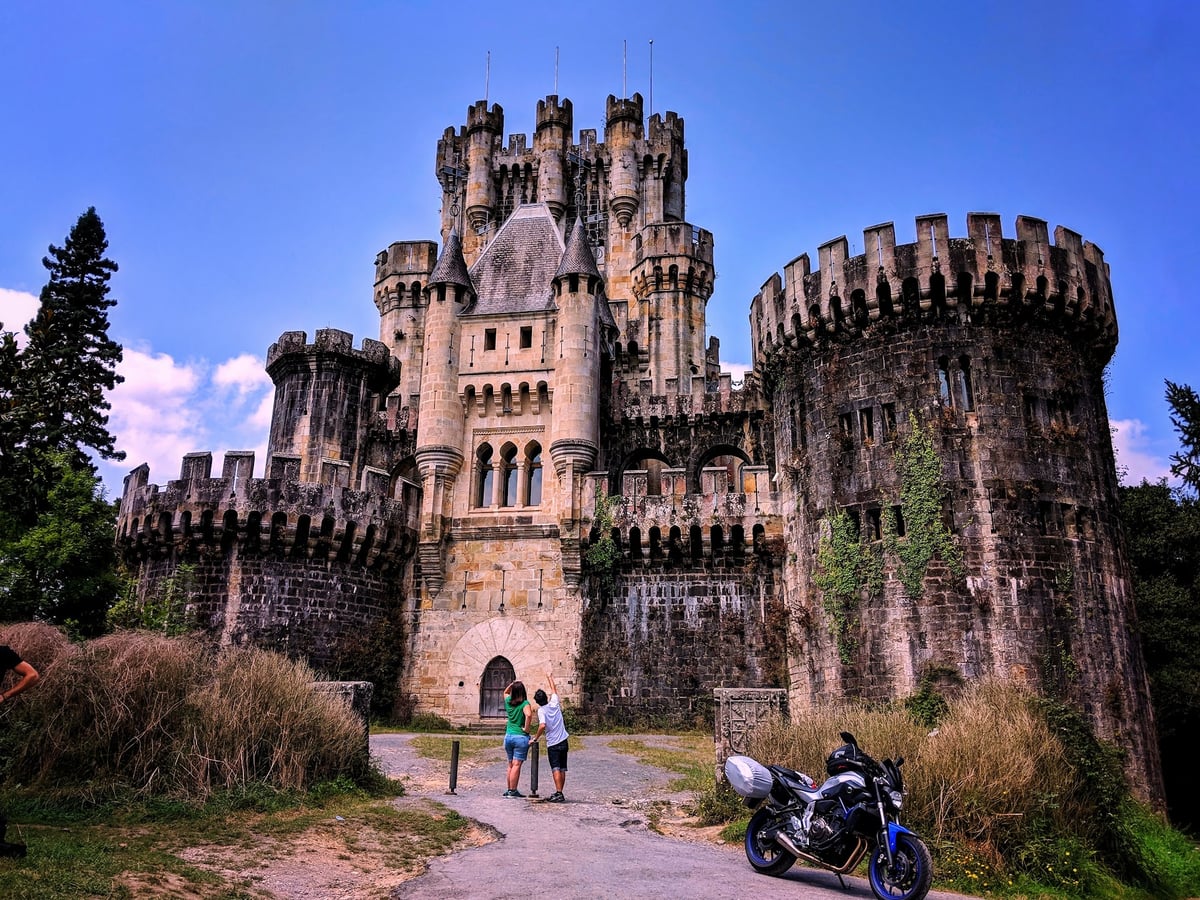 Fotografía de la fachada exterior de Castillo de Butrón resaltando sus principales elementos arquitectónicos.