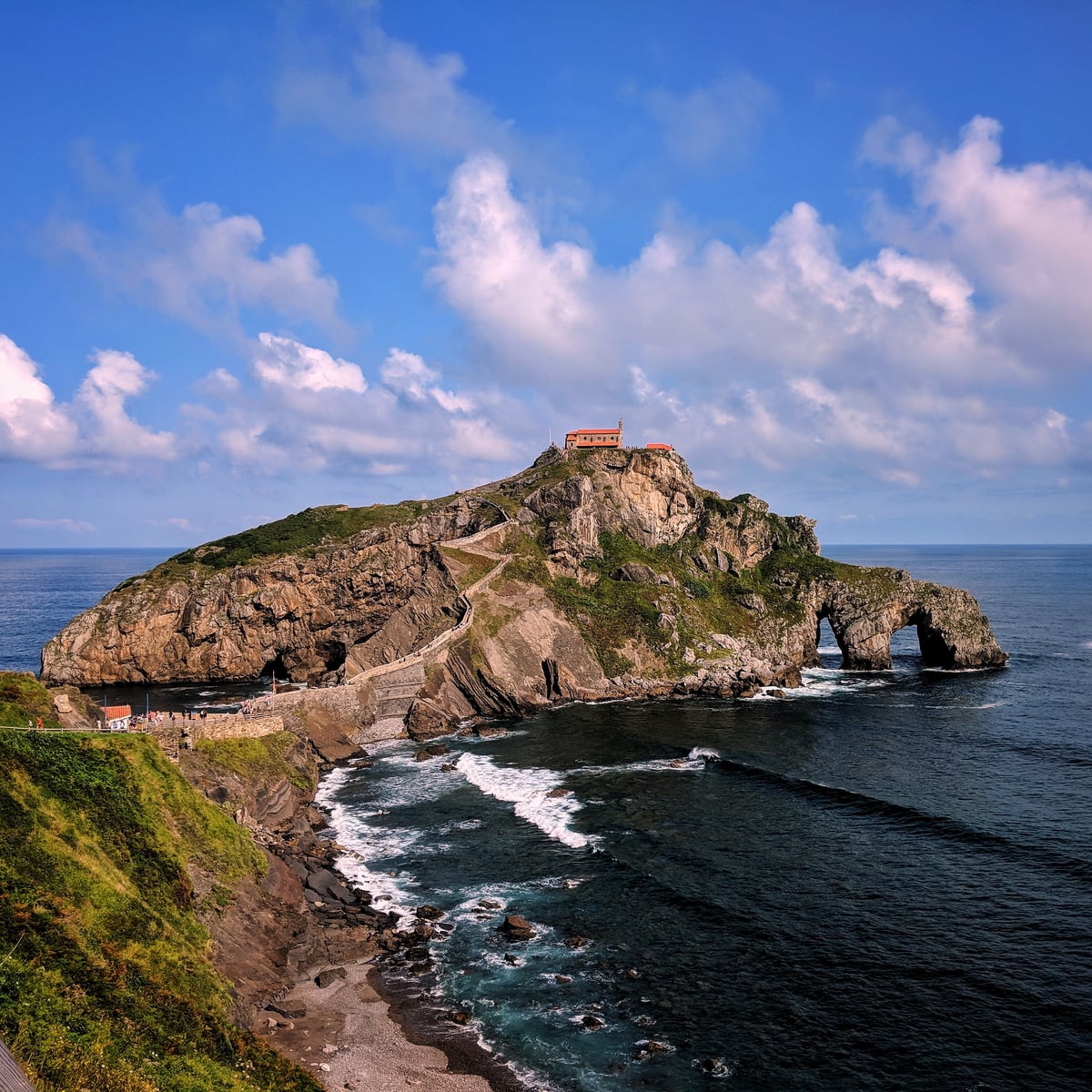 Fotografía de la fachada exterior de San Juan de Gaztelugatxe resaltando sus principales elementos arquitectónicos.