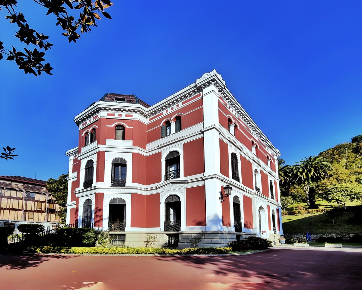 Fotografía de la fachada exterior de Casas de la Cava resaltando sus principales elementos arquitectónicos.