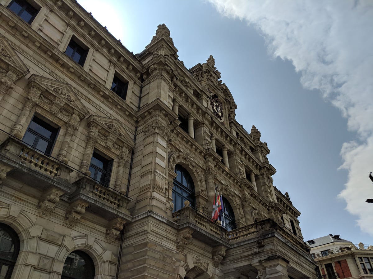 Fotografía de la fachada exterior de Palacio de la Diputación Foral de Bizkaia resaltando sus principales elementos arquitectónicos.