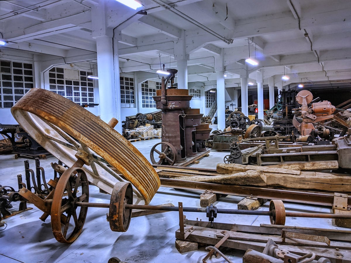 Fotografía de mi archivo personal mostrando Konsoni Lantegia - Depósito de Patrimonio Industrial, que ya no puede visitarse.