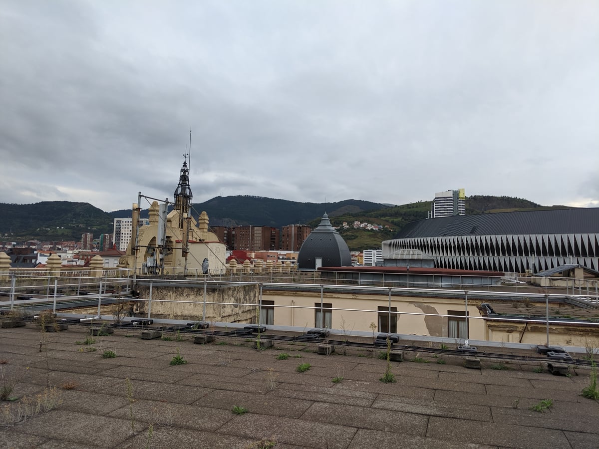 Fotografía de la fachada exterior de Santa y Real Casa de Misericordia de Bilbao resaltando sus principales elementos arquitectónicos.
