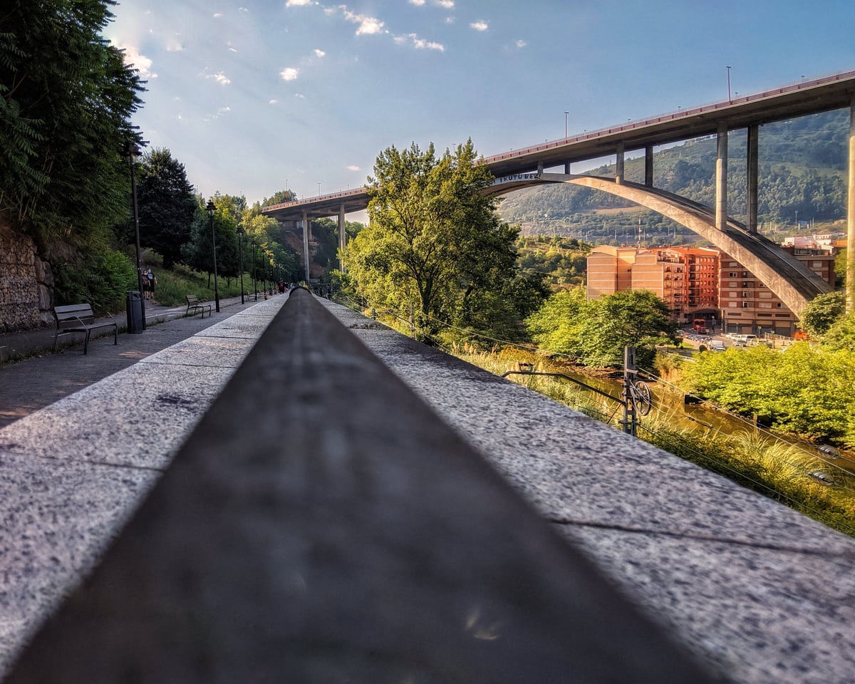 Fotografía de Paseo de los Caños en un día soleado en Bilbao.