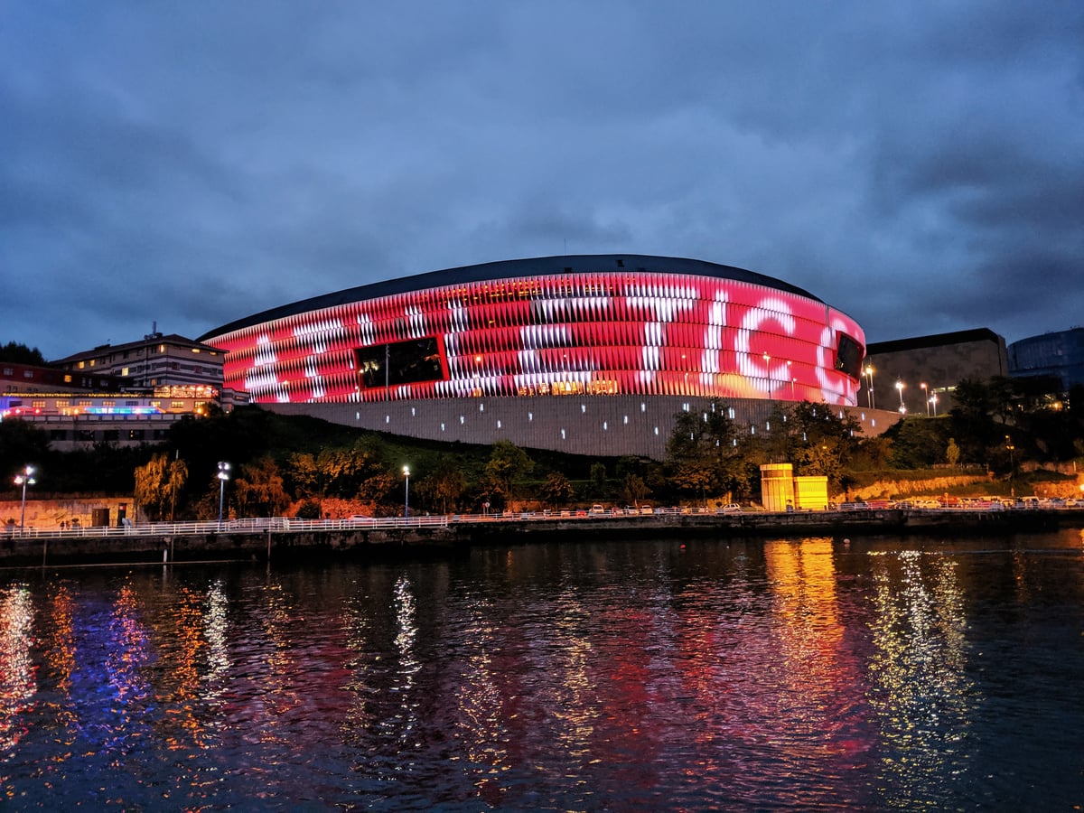 Fotografía de la fachada exterior de Estadio de San Mamés resaltando sus principales elementos arquitectónicos.