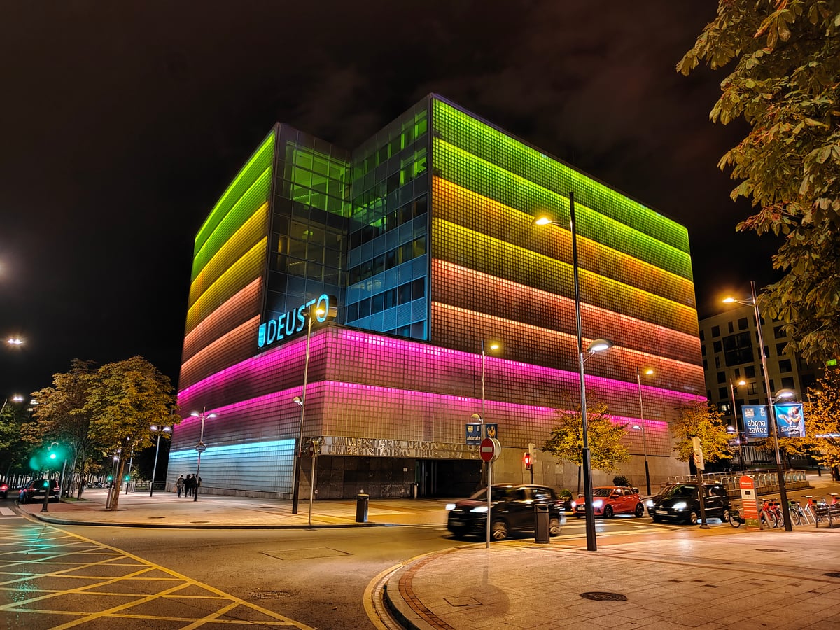 Fotografía de la fachada exterior de Biblioteca de la Universidad de Deusto resaltando sus principales elementos arquitectónicos.