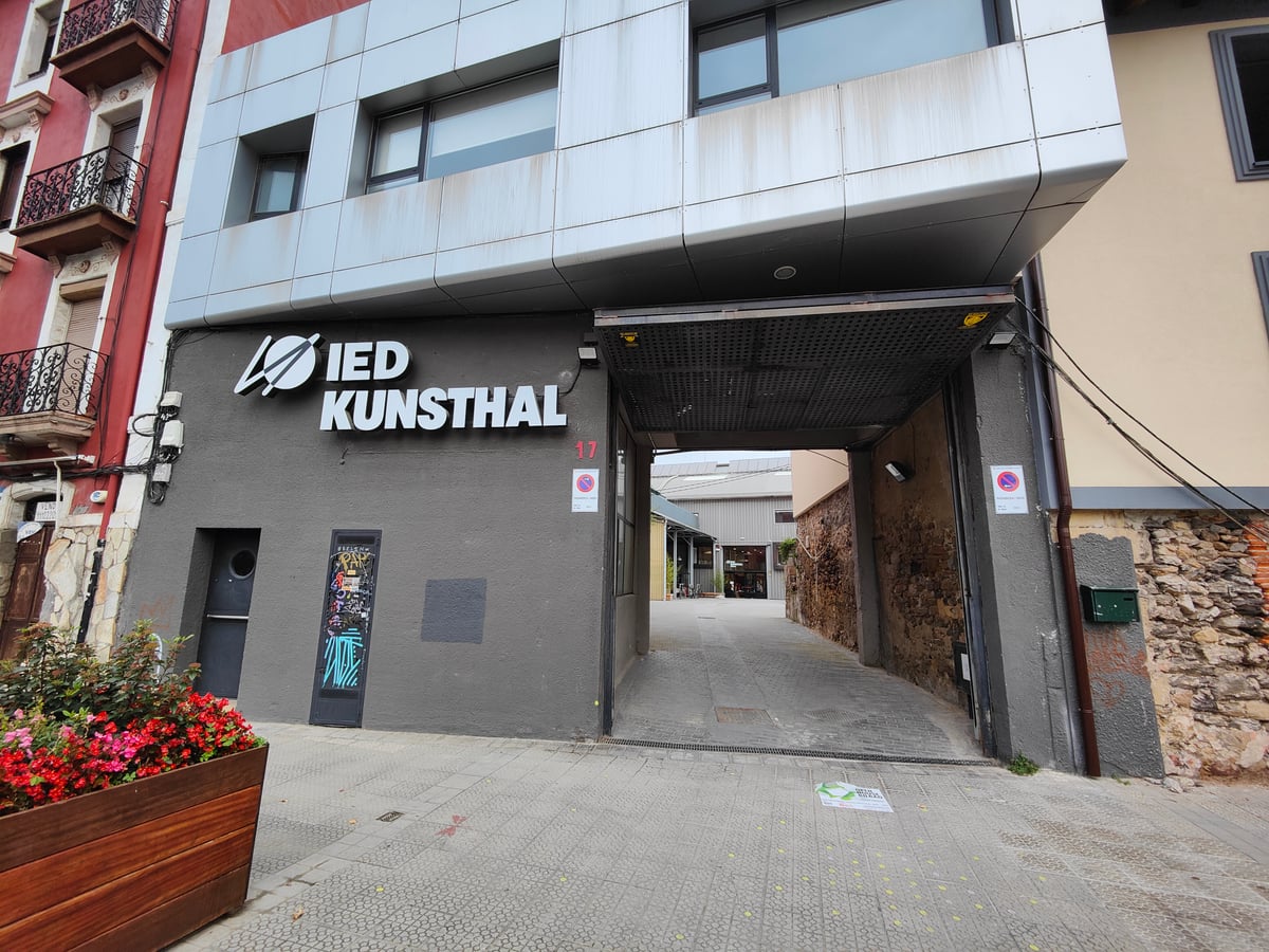 Fotografía de la fachada exterior de IED Kunsthal (Edificio Papelera) resaltando sus principales elementos arquitectónicos.