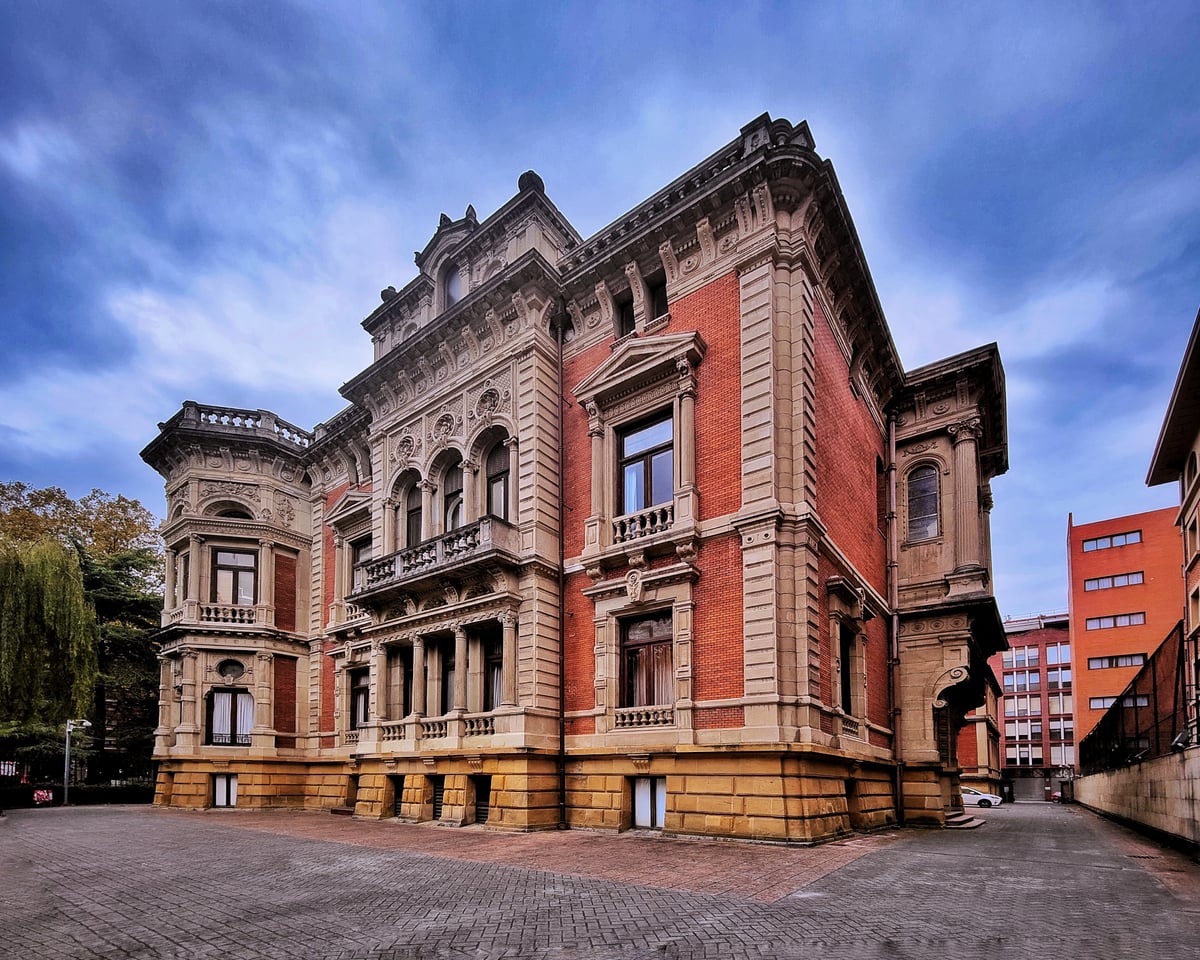 Fotografía de la fachada exterior de Palacio Olabarri resaltando sus principales elementos arquitectónicos.