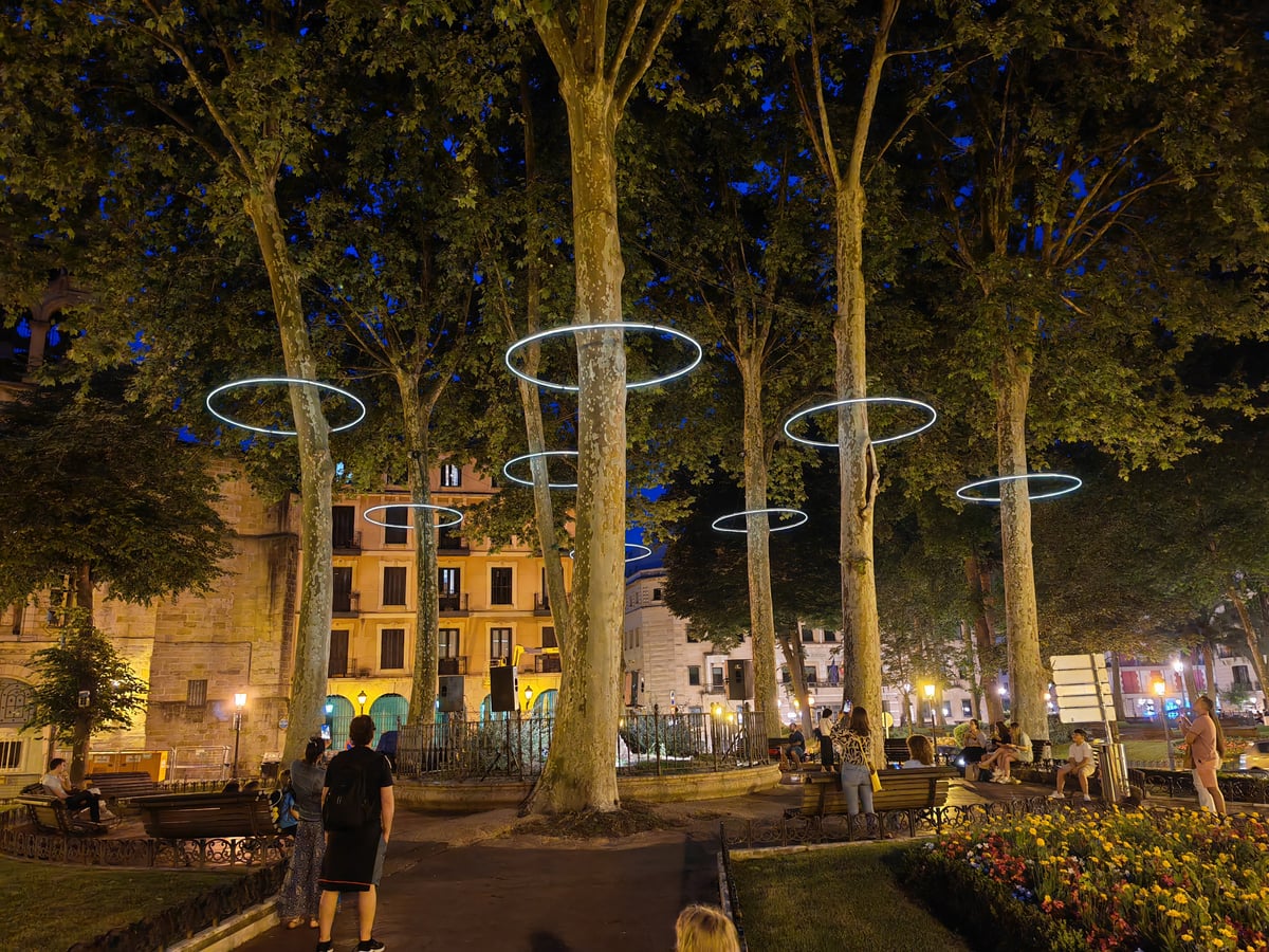 Fotografía durante el evento de Noche Blanca Bilbao 2023 Gau Zuria, al que tuve la oportunidad de asistir.