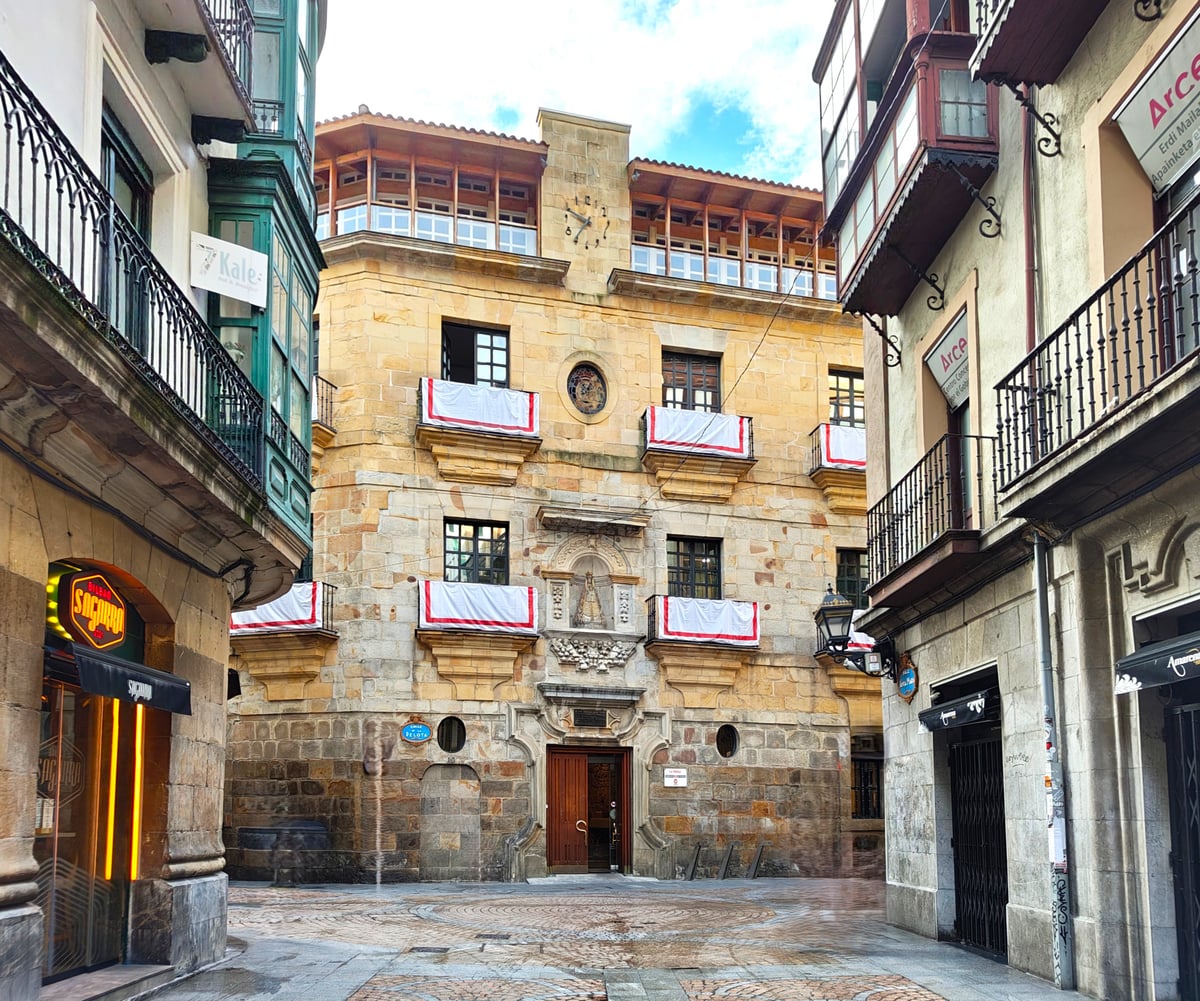 Fotografía de la fachada exterior de Centro Municipal de Ibaiondo - Edificio La Bolsa resaltando sus principales elementos arquitectónicos.