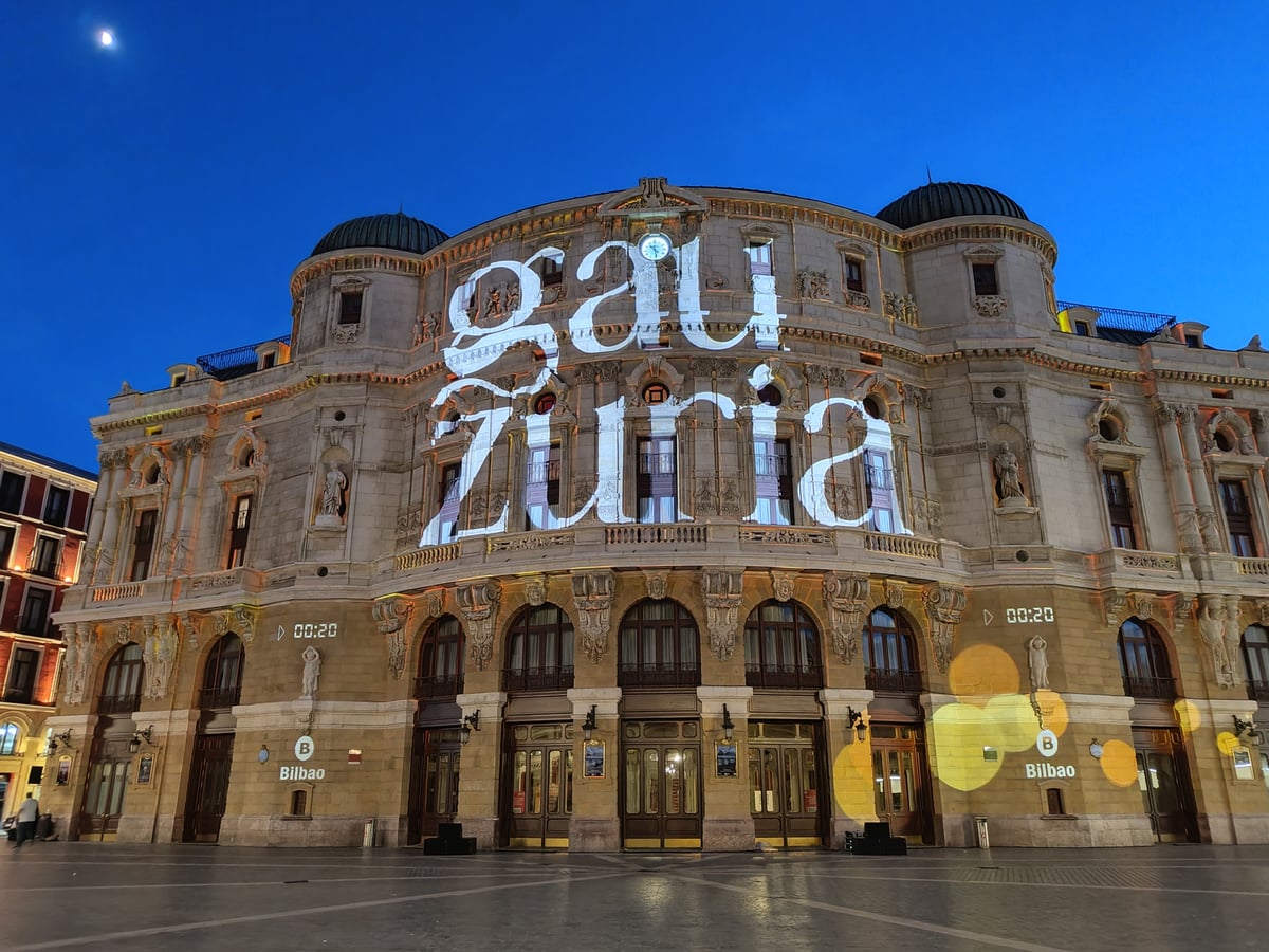 Fotografía durante el evento de Noche Blanca Bilbao 2024 Gau Zuria, al que tuve la oportunidad de asistir.