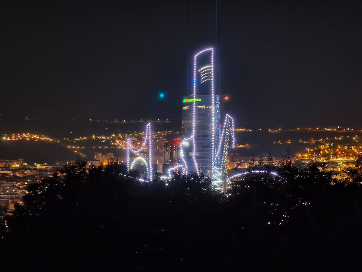 Espectáculo de drones junto a la Torre Iberdrola visto desde Pikotamendi