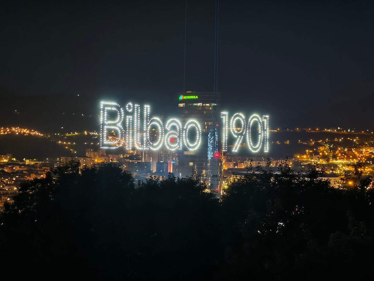 Drones formando la figura «Bilbao, 1901» junto a la Torre Iberdrola