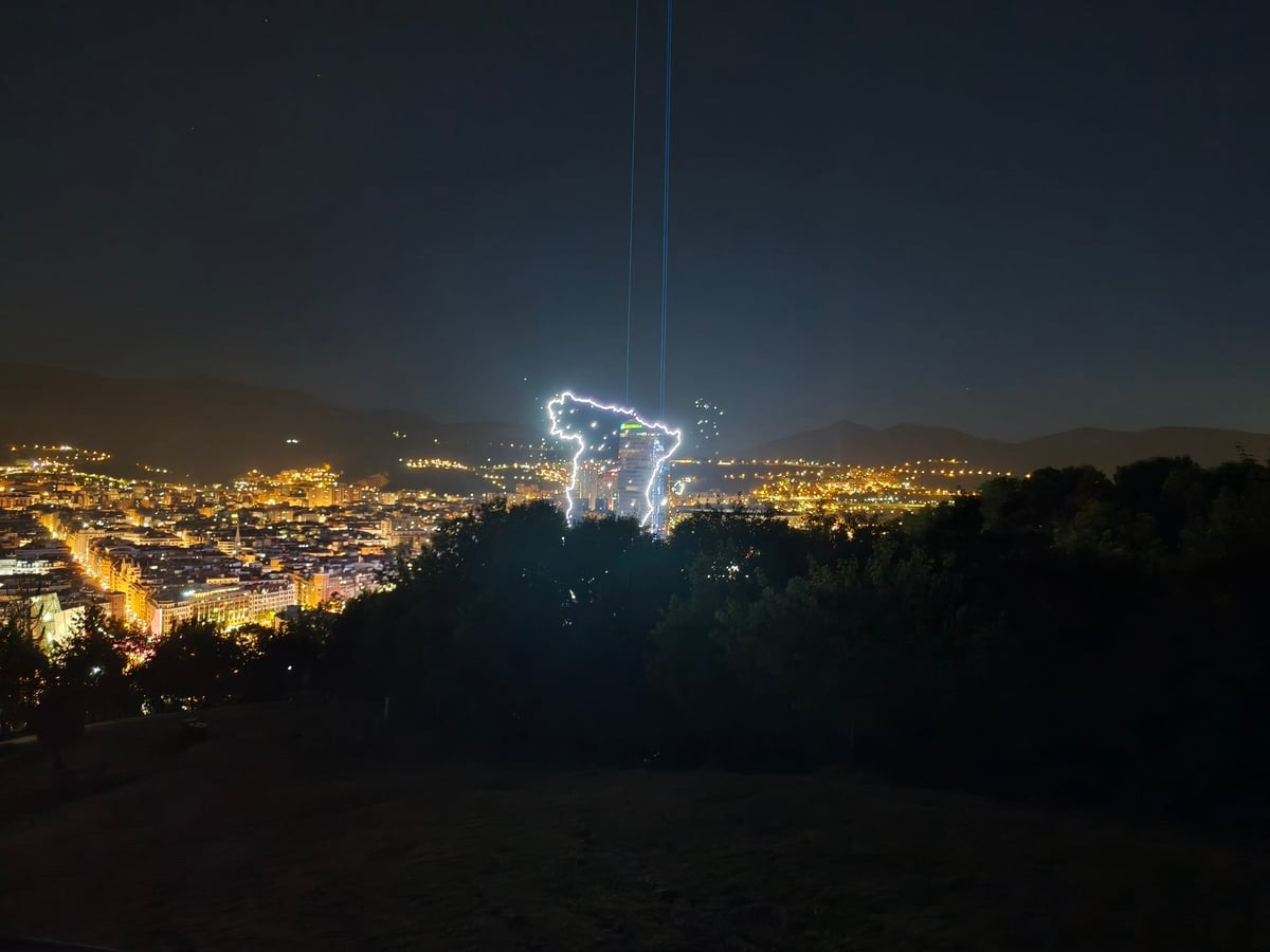 Drones formando la figura de una presa