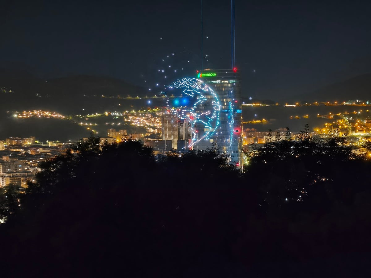Drones formando torres de alta tensión
