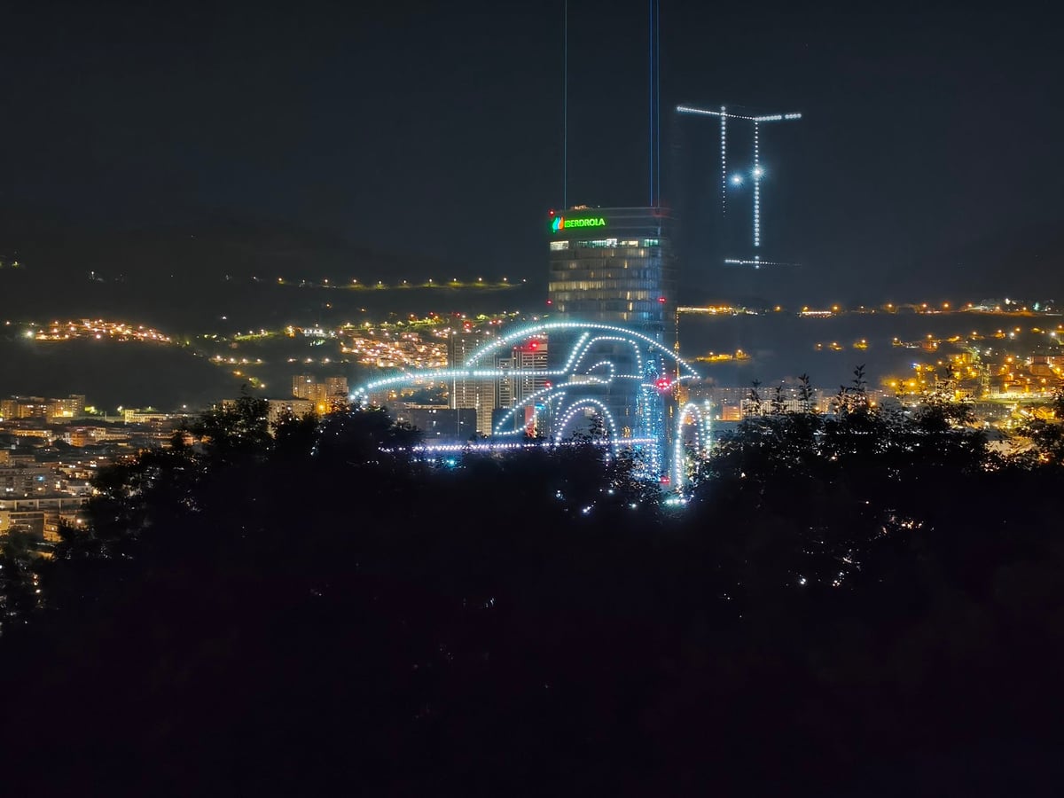 Drones formando el lema de los 125 años de Iberdrola en euskera
