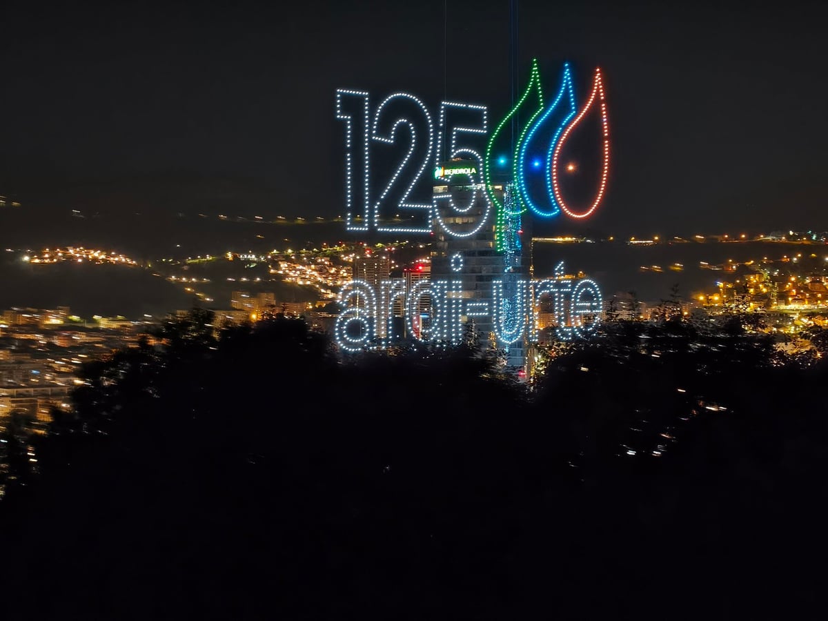 La ría y la ciudad de Bilbao iluminadas, vistas desde Pikotamendi durante el espectáculo de drones