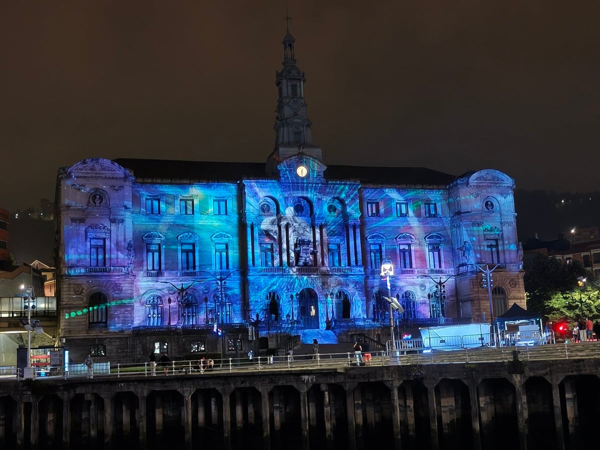 Aireratzea, video-mapping y láser sobre la fachada del Ayuntamiento de Bilbao