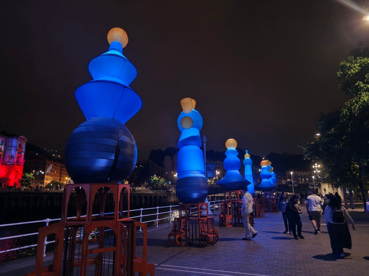 Lazuluminés, torres de luz azul a la orilla de la ría