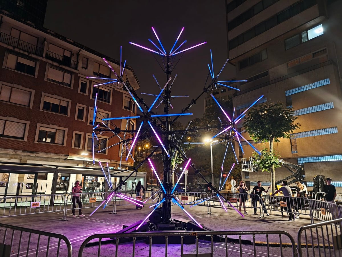 Neuron, instalación de luz inspirada en las conexiones del cerebro