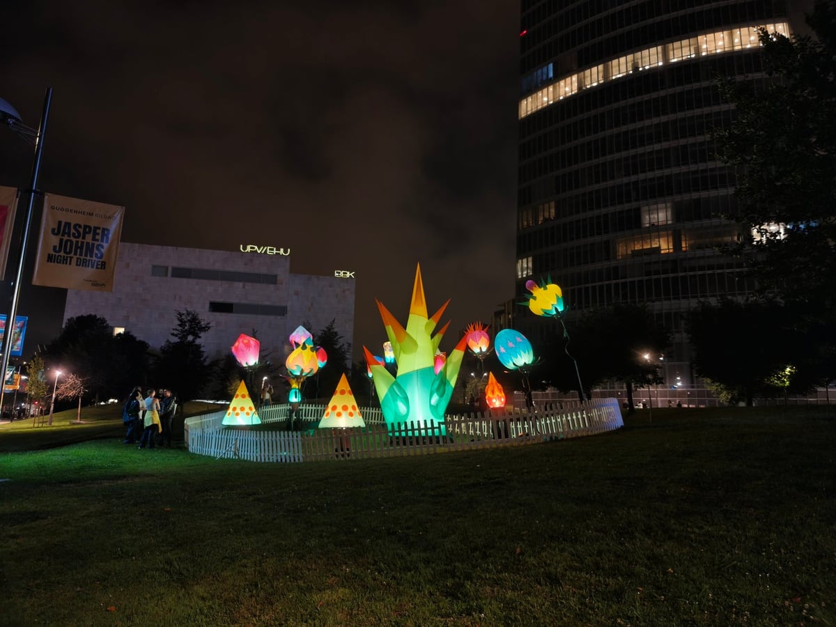 Un jardin en plus, jardín de luces de colores en el parque República de Abando