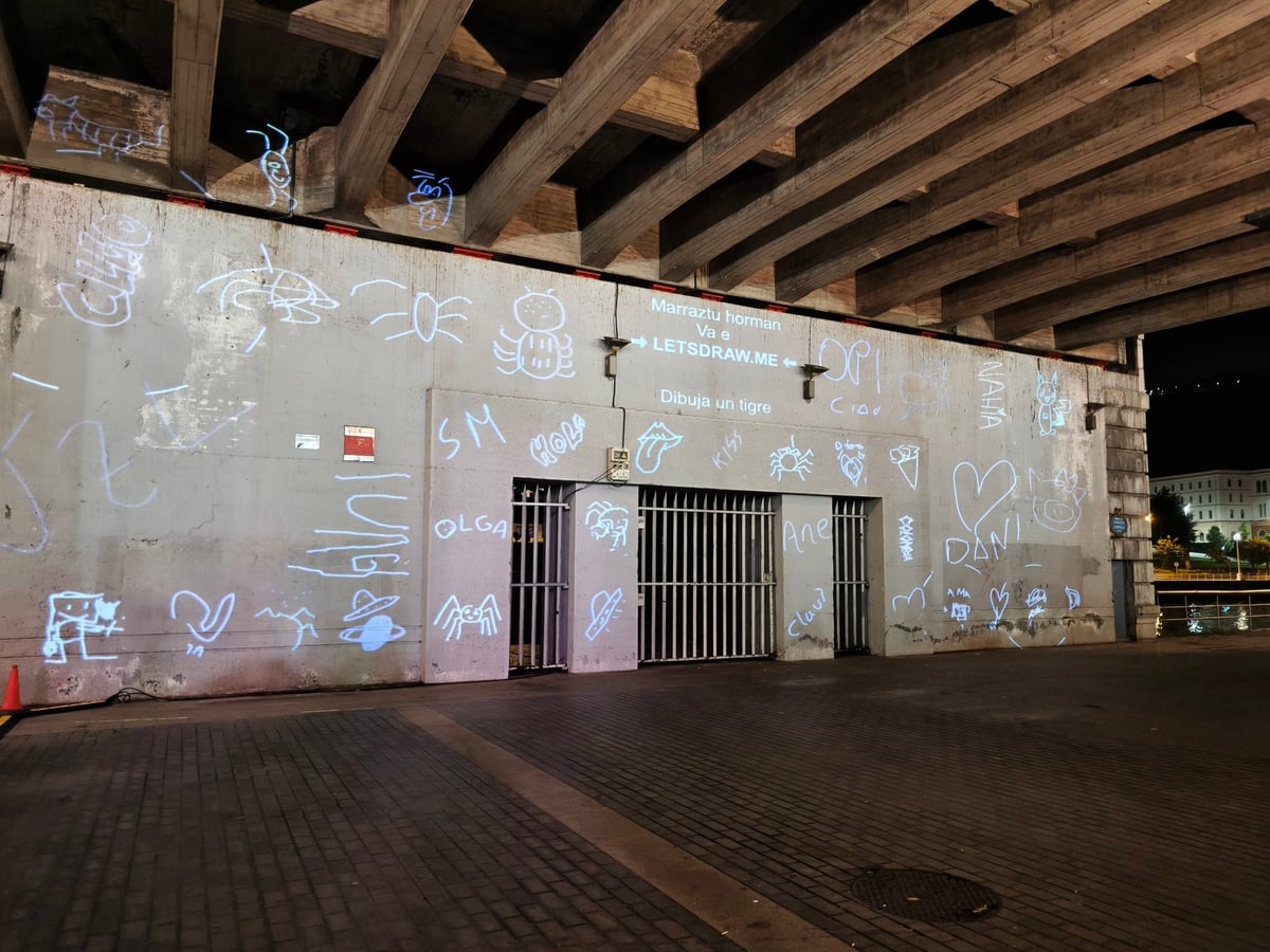 Let's draw, mapping interactivo bajo el puente de Deusto