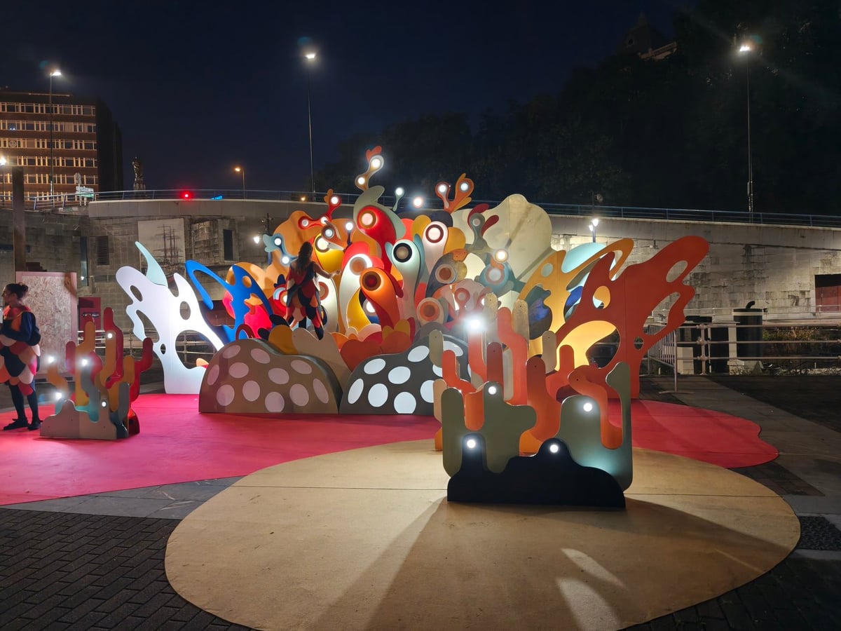 Arrecife, instalación de corales y algas de colores en el entorno del Itsasmuseum