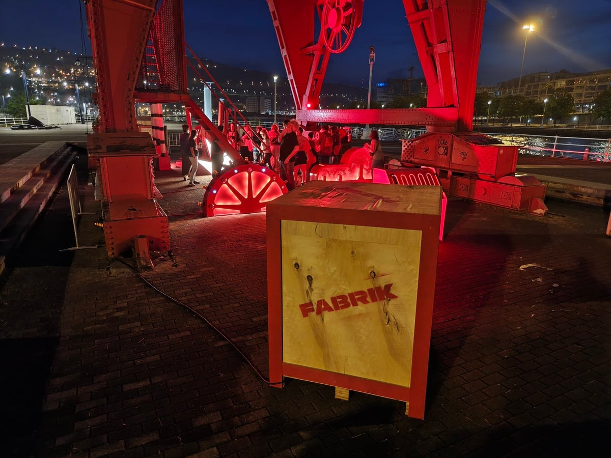 Fabrik, instalación interactiva en el muelle Ramón de la Sota