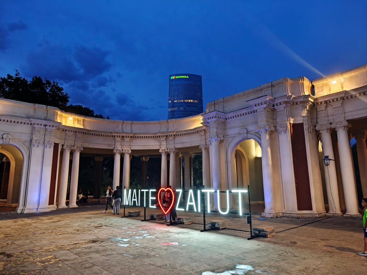 Maite zaitut, instalación de luz en la pérgola del parque de Doña Casilda