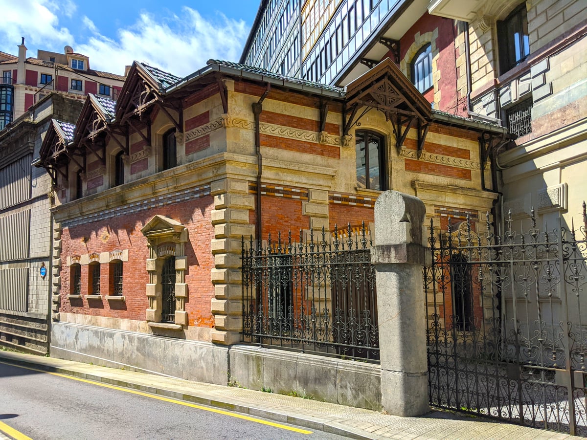 Fotografía de la fachada exterior de Casa Aburto resaltando sus principales elementos arquitectónicos.
