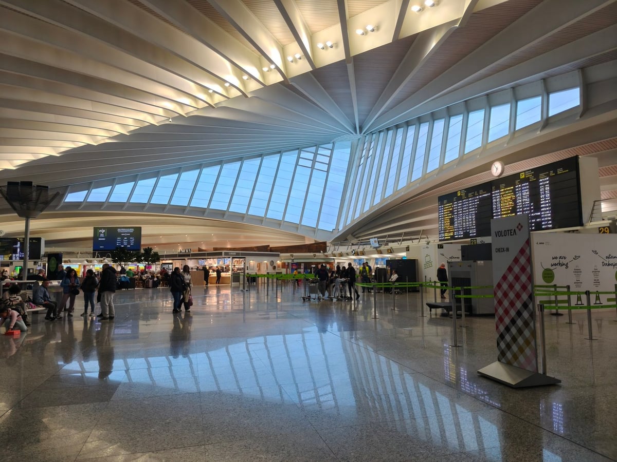 Fotografía de la fachada exterior de El aeropuerto de Bilbao resaltando sus principales elementos arquitectónicos.
