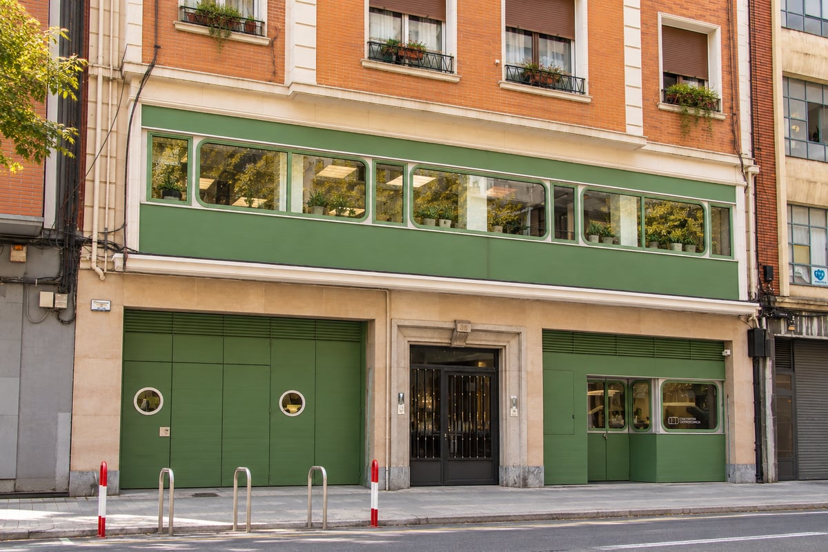 La fachada de Alkar Contemporary que tuiliza materiales metálicos que recuerdas los cerramientos de los antiguos garajes