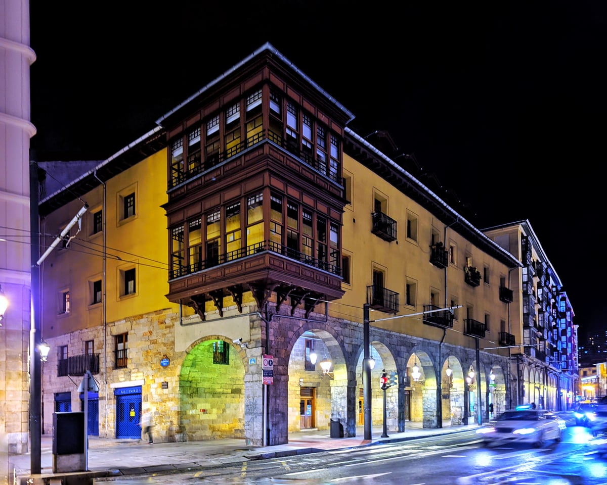 Fotografía de la fachada exterior de Palacio Arana resaltando sus principales elementos arquitectónicos.