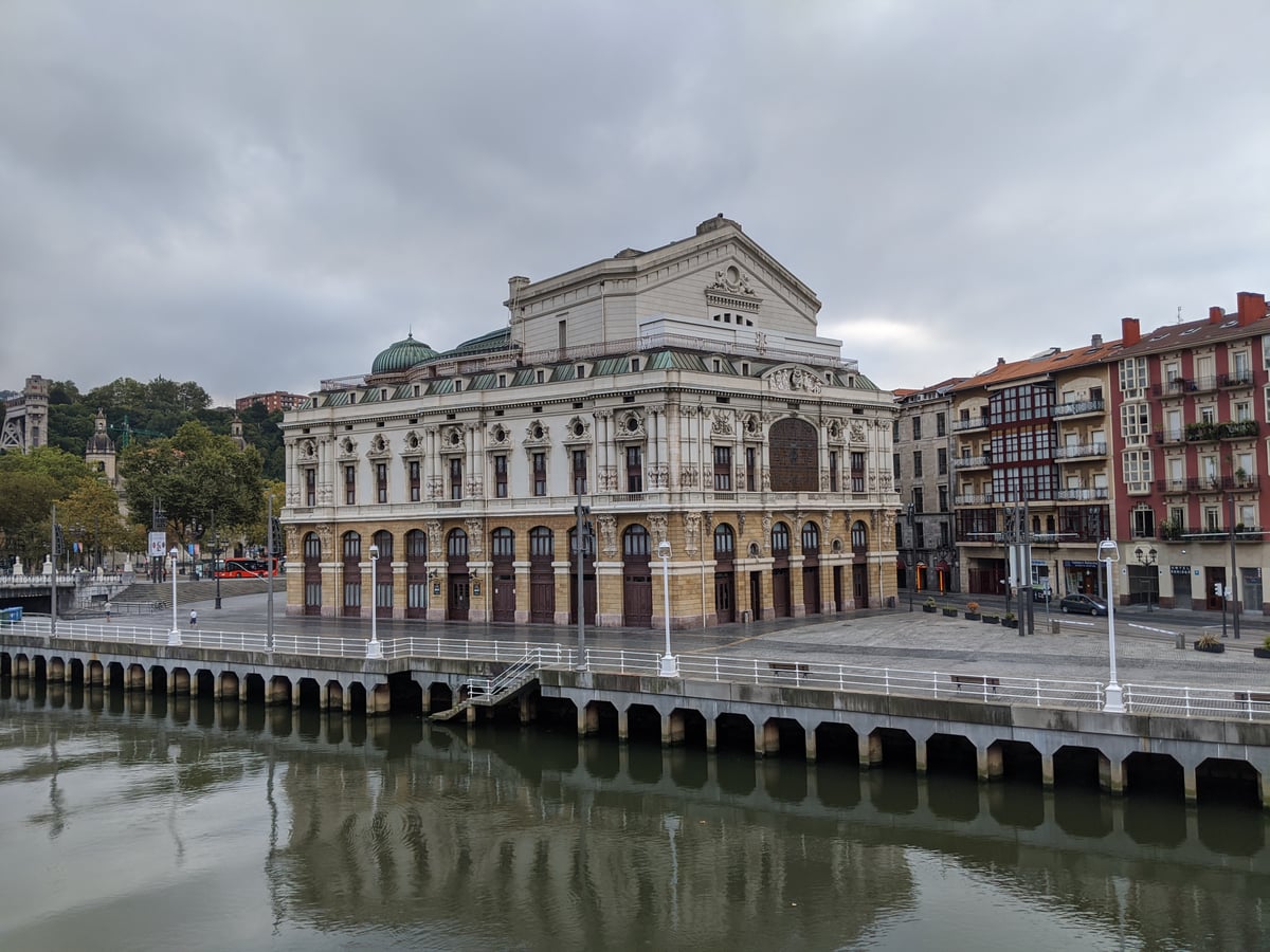 Fotografía de la fachada exterior de Teatro Arriaga resaltando sus principales elementos arquitectónicos.