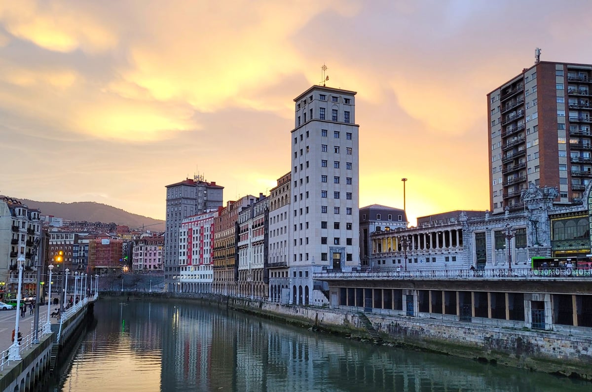 Fotografía de la fachada exterior de Rascacielos de Bailén resaltando sus principales elementos arquitectónicos.