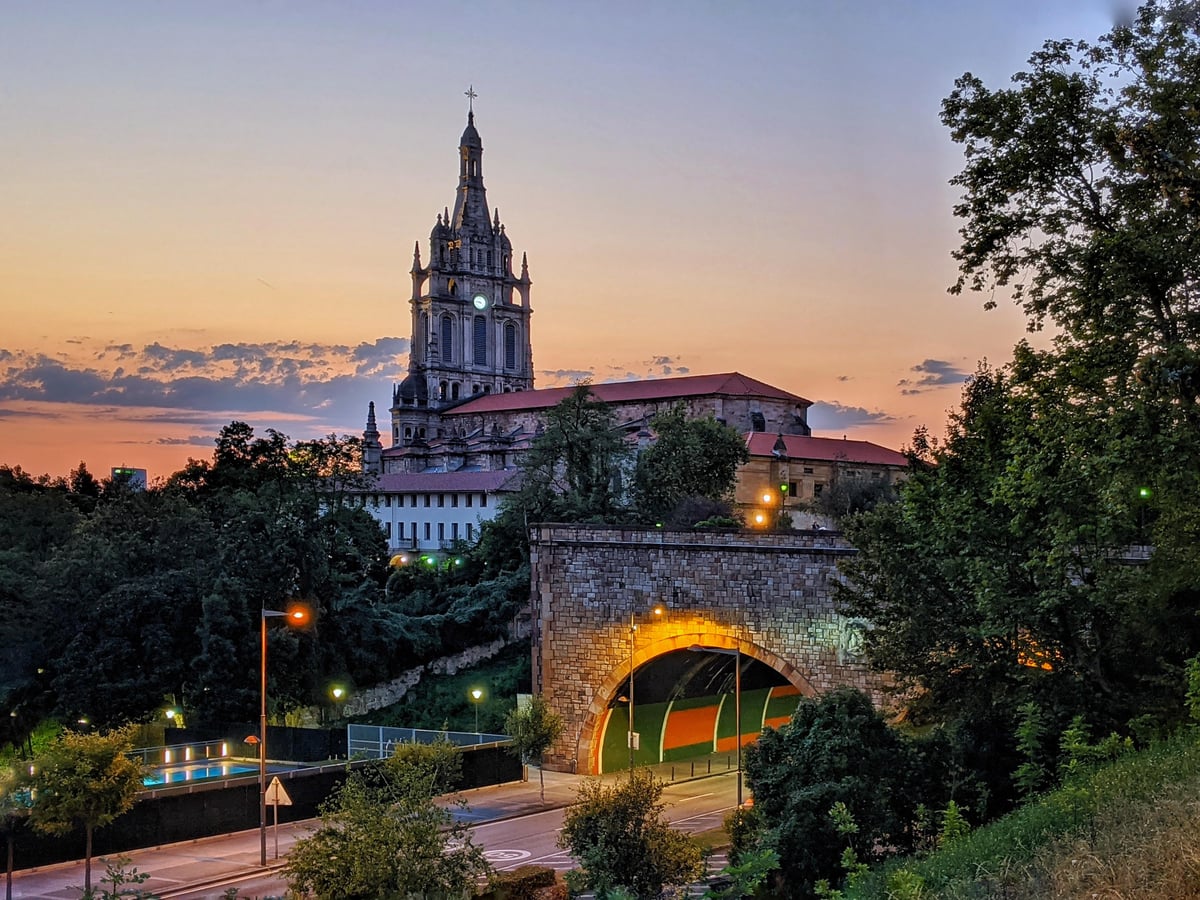 Fotografía de la fachada exterior de Basílica de la Virgen de Begoña resaltando sus principales elementos arquitectónicos.