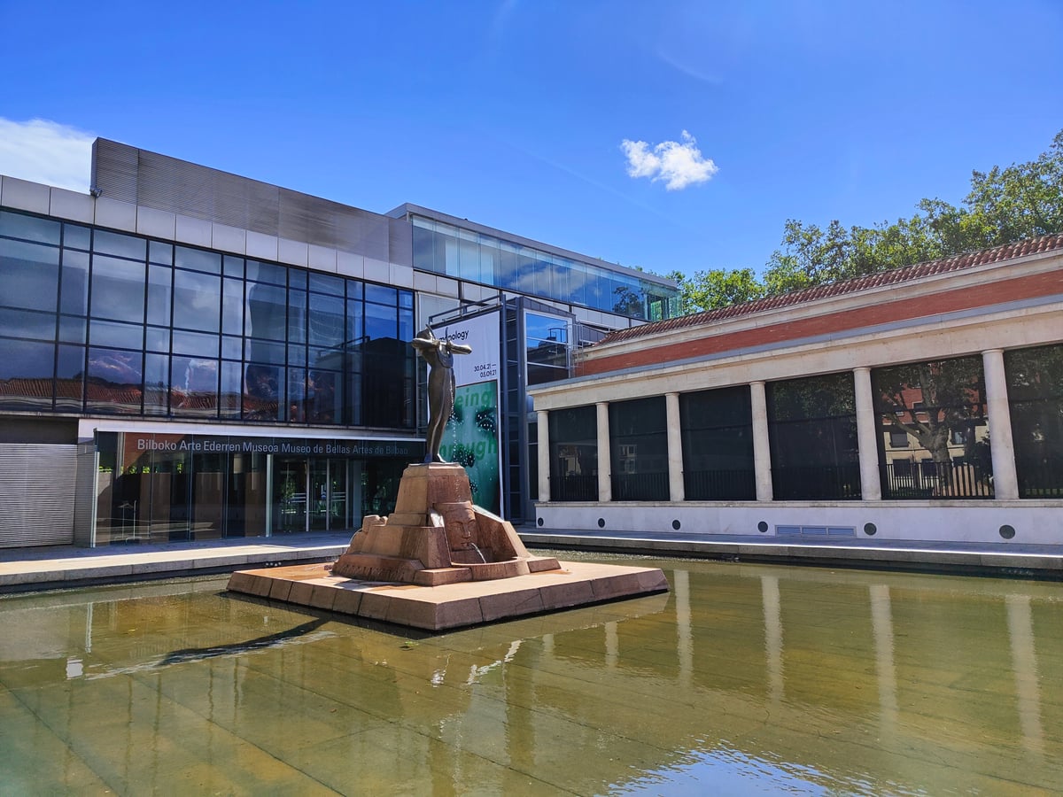 Fotografía de la fachada exterior de Museo de Bellas Artes de Bilbao resaltando sus principales elementos arquitectónicos.