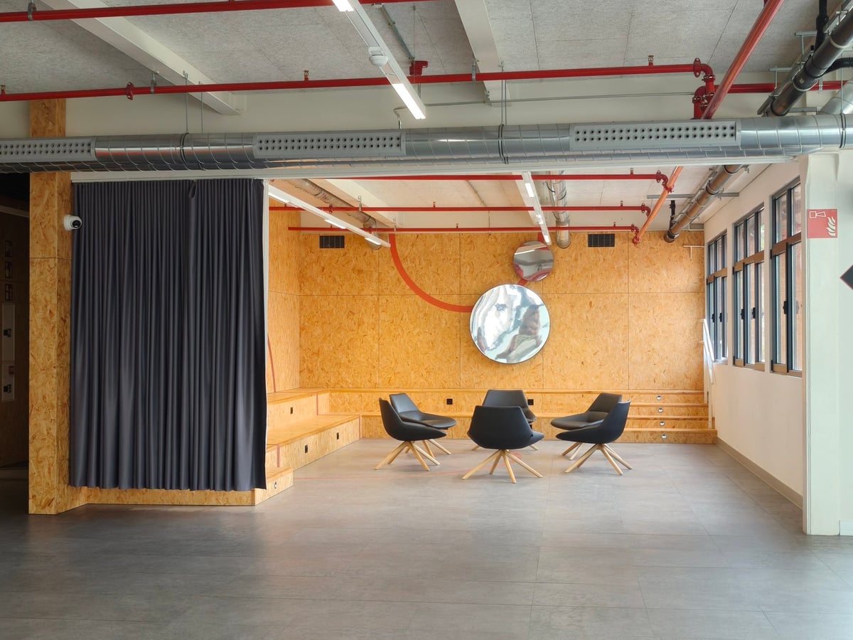 Sala de reuniones en el tercer piso del edificio Beta II