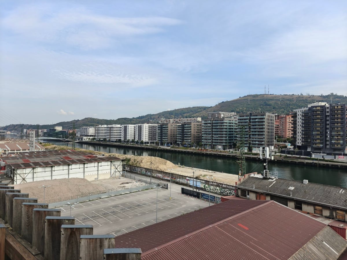 Vista de la isla de Zorrotzaurre desde la terraza del edificio Beta II