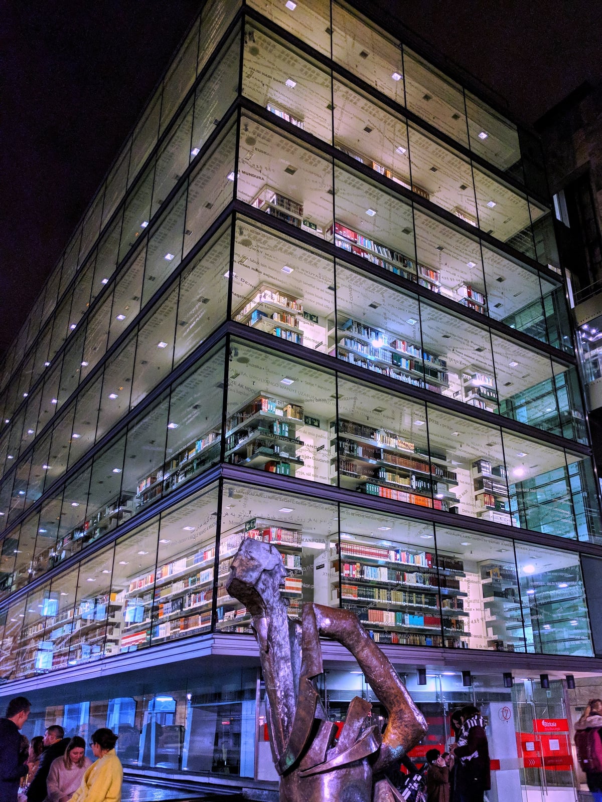 Fotografía de la fachada exterior de Biblioteca Foral de Bizkaia resaltando sus principales elementos arquitectónicos.