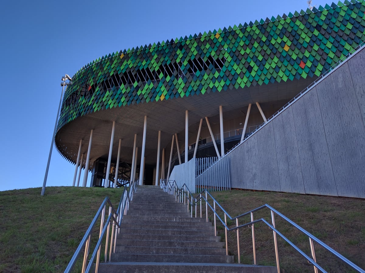 Fotografía de la fachada exterior de Bilbao Arena resaltando sus principales elementos arquitectónicos.