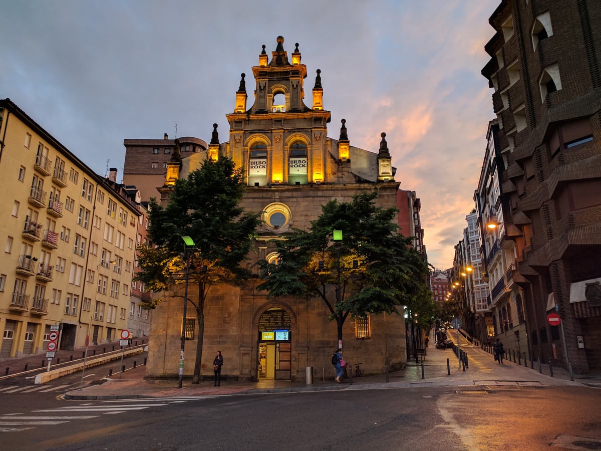 Fotografía de la fachada exterior de Bilborock resaltando sus principales elementos arquitectónicos.