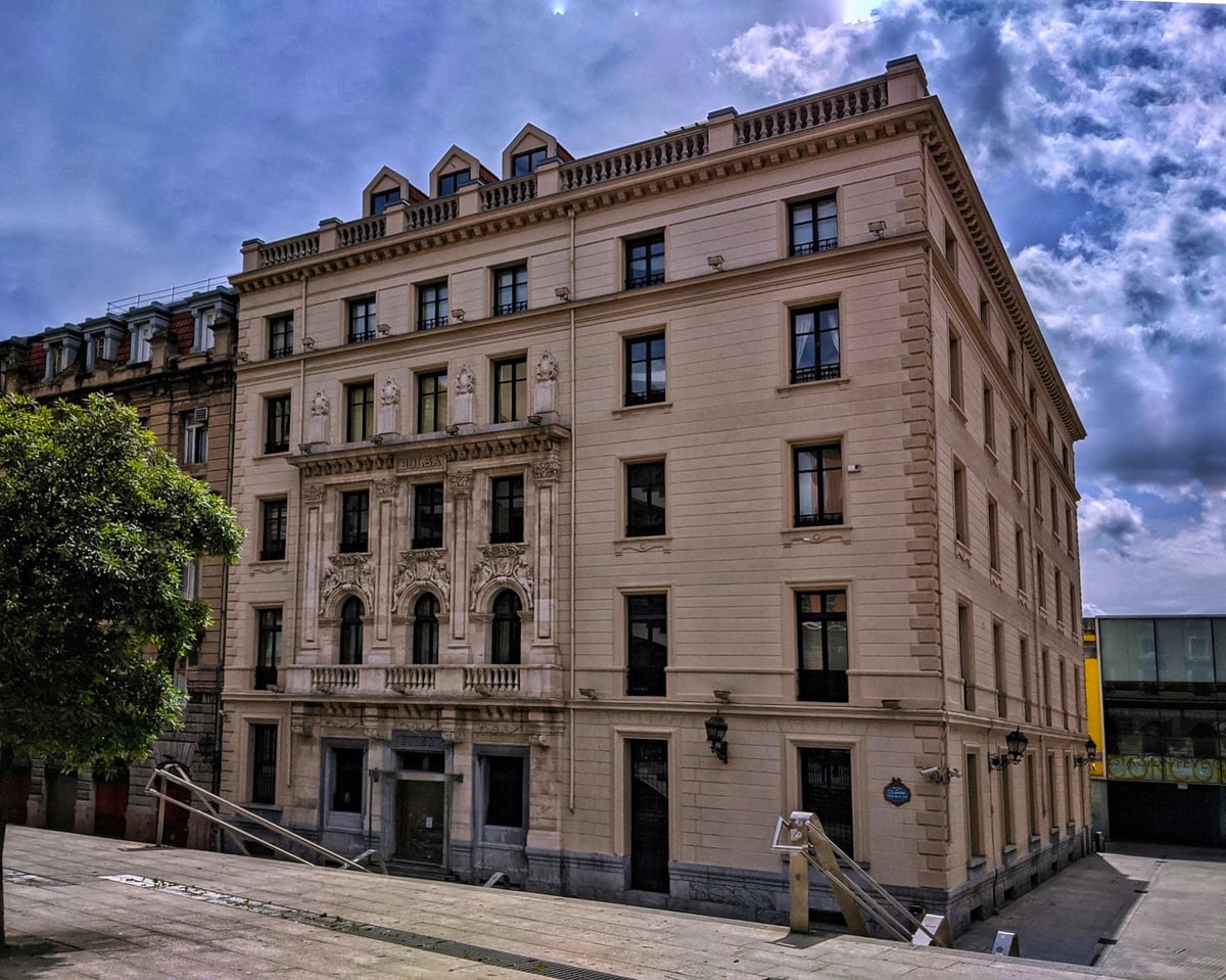 Fotografía de la fachada exterior de Bolsa de Valores resaltando sus principales elementos arquitectónicos.