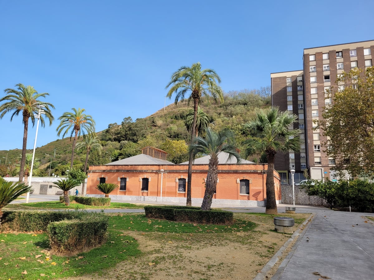 Fotografía de la fachada exterior de Antigua Estación Bombeadora de Elorrieta-Zorrotzaurre resaltando sus principales elementos arquitectónicos.