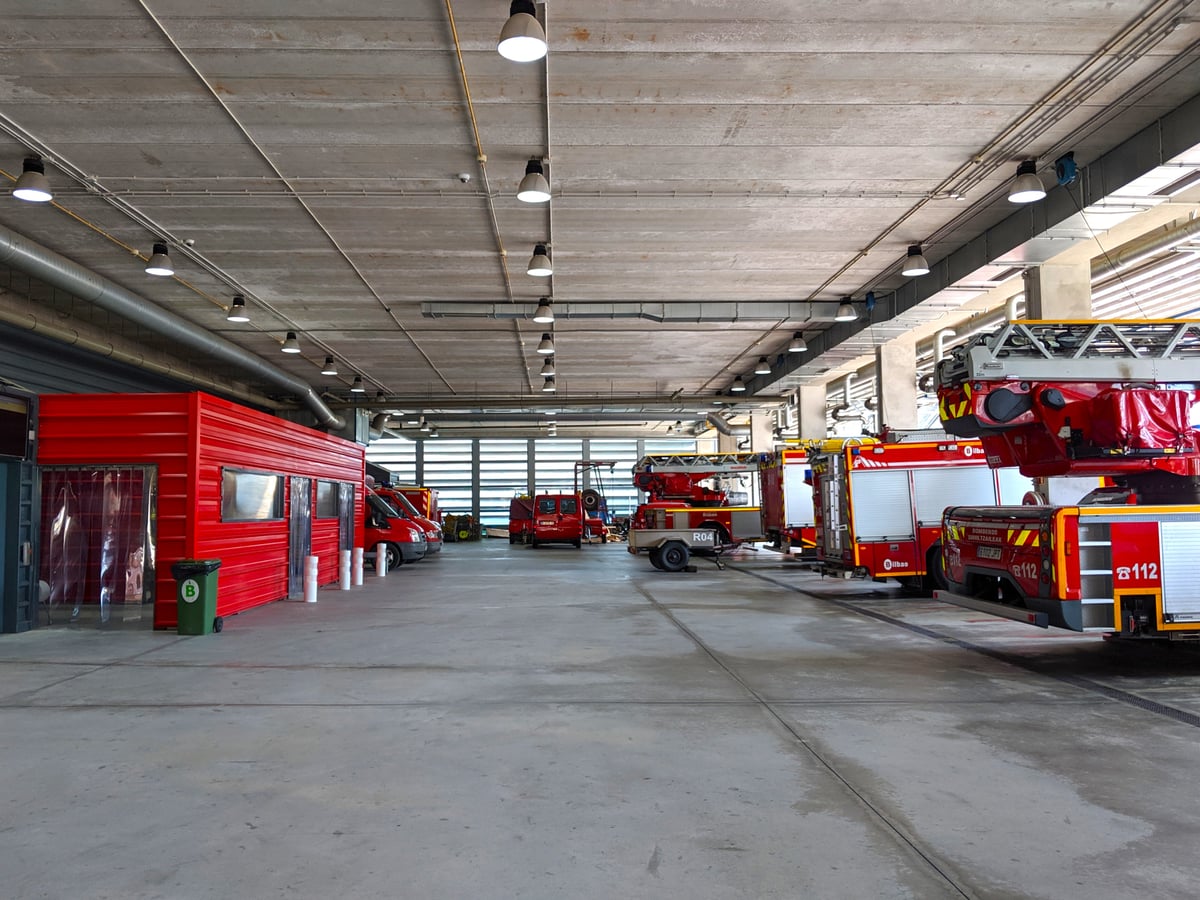 Fotografía de la fachada exterior de Sede de Bomberos Bilbao resaltando sus principales elementos arquitectónicos.